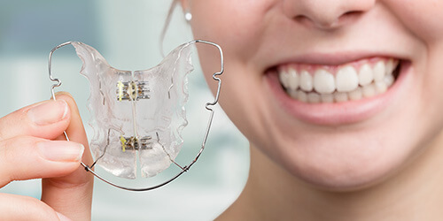 Zahnfehlstellungen im Alter – Zahnspangen als Lösung